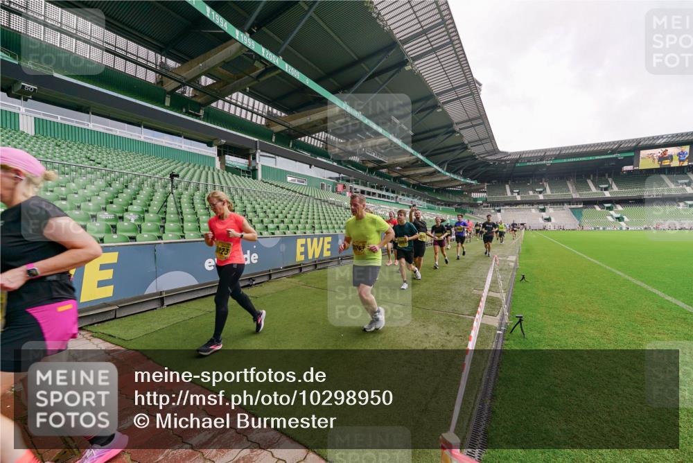13.09.2026 - 21. swb-Marathon Bremen Michael Burmester http://msf.ph/oto/10298950 13.09.2026 10:35:14 Laufen im Stadion 10093, 10144, 10147, 10152, 10157, 10173, 10175, 10177, 10181, 10182, 10185, 10195, 10240, 10245, 10254, 10306, 10309, 10355, 10356, 10357, 10367, 10368, 10369, 10377, 10409, 10415, 10427, 10460, 10473, 10477, 10485, 10492, 10528, 10559, 10604, 10617, 10636, 10639, 10668, 10669, 10671, 10672, 10677, 10699, 10700, 10715, 10772, 10828, 10857, 10914, 10928, 11126, 11162, 11343, 11803, 11965, 10146, 10222 meine-sportfotos.de