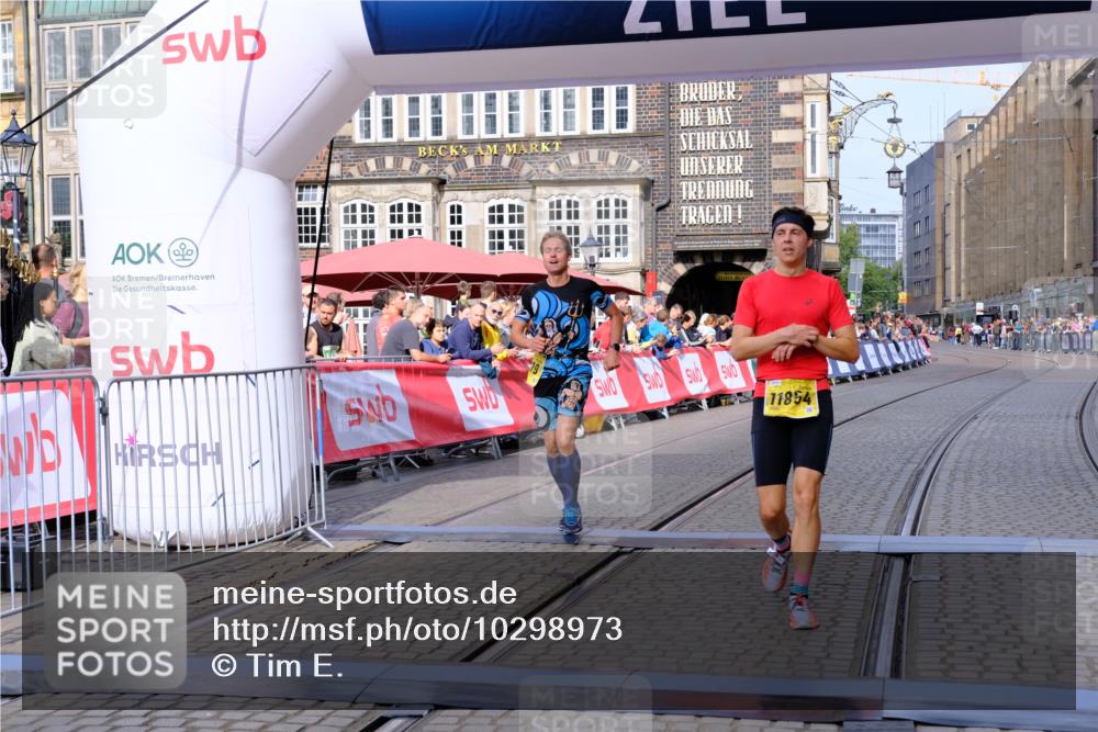 13.09.2026 - 21. swb-Marathon Bremen Tim E. http://msf.ph/oto/10298973 13.09.2026 10:37:44 Ziel 10502, 11619, 11854, 13608 meine-sportfotos.de