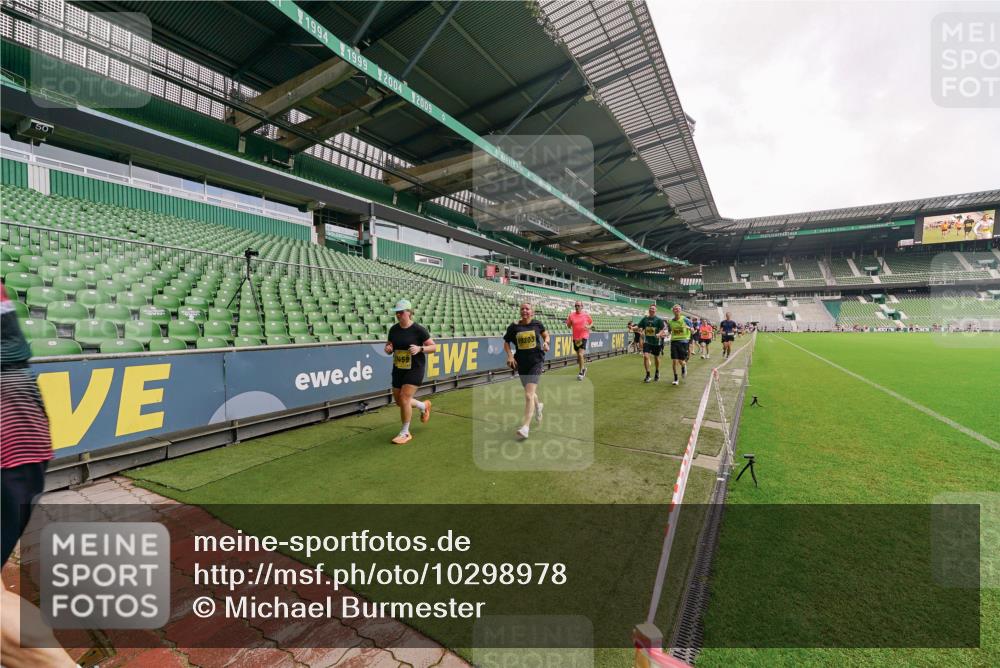 13.09.2026 - 21. swb-Marathon Bremen Michael Burmester http://msf.ph/oto/10298978 13.09.2026 10:35:19 Laufen im Stadion 10093, 10144, 10147, 10152, 10157, 10173, 10175, 10177, 10181, 10182, 10185, 10195, 10240, 10245, 10254, 10263, 10306, 10309, 10355, 10356, 10357, 10367, 10368, 10369, 10377, 10409, 10415, 10427, 10439, 10460, 10473, 10477, 10481, 10485, 10492, 10528, 10559, 10604, 10617, 10636, 10639, 10668, 10669, 10671, 10672, 10677, 10699, 10700, 10715, 10828, 10857, 10914, 10928, 11126, 11162, 11343, 11803, 11965, 10146, 10222 meine-sportfotos.de