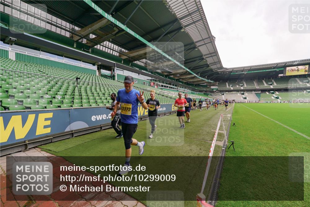 13.09.2026 - 21. swb-Marathon Bremen Michael Burmester http://msf.ph/oto/10299009 13.09.2026 10:35:28 Laufen im Stadion 10093, 10144, 10147, 10152, 10157, 10173, 10175, 10177, 10181, 10182, 10185, 10187, 10195, 10240, 10245, 10254, 10263, 10272, 10275, 10291, 10306, 10309, 10356, 10357, 10367, 10368, 10369, 10377, 10409, 10415, 10420, 10427, 10439, 10460, 10473, 10477, 10481, 10485, 10492, 10528, 10559, 10560, 10617, 10636, 10639, 10669, 10671, 10672, 10677, 10700, 10715, 10828, 10857, 10914, 10928, 11126, 11162, 11343, 11803, 11965, 10146, 10222 meine-sportfotos.de