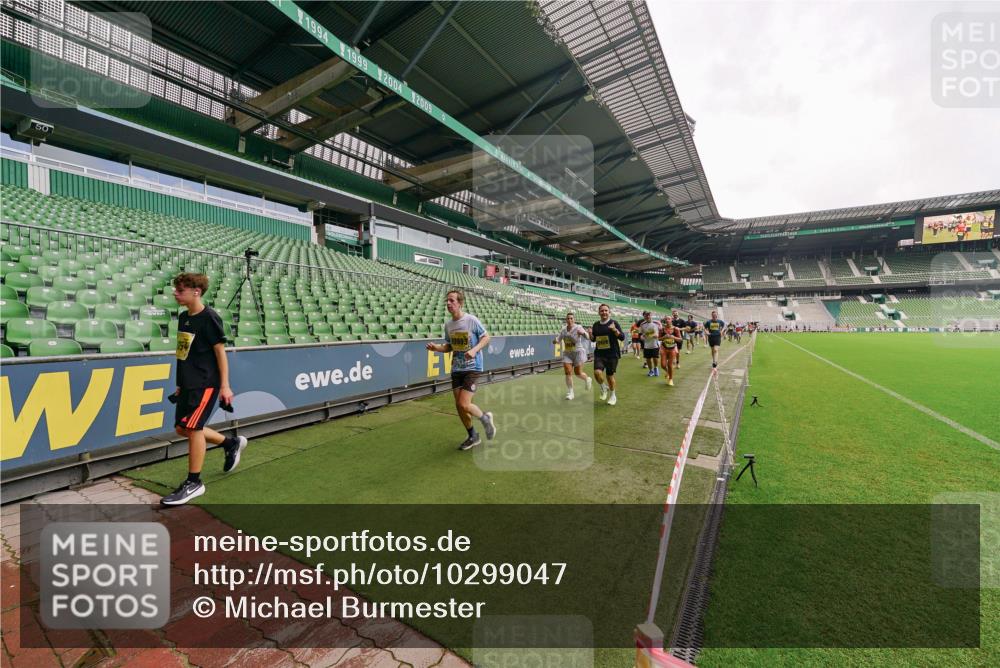 13.09.2026 - 21. swb-Marathon Bremen Michael Burmester http://msf.ph/oto/10299047 13.09.2026 10:35:38 Laufen im Stadion 10093, 10144, 10147, 10152, 10157, 10160, 10173, 10175, 10181, 10182, 10185, 10187, 10195, 10245, 10251, 10263, 10272, 10275, 10278, 10291, 10306, 10309, 10338, 10356, 10357, 10367, 10368, 10369, 10377, 10382, 10403, 10409, 10420, 10427, 10439, 10460, 10473, 10477, 10481, 10485, 10492, 10528, 10559, 10560, 10569, 10607, 10617, 10636, 10639, 10669, 10671, 10672, 10677, 10700, 10715, 10828, 10914, 10928, 11126, 11162, 11343, 11803, 11965, 10146, 10222 meine-sportfotos.de