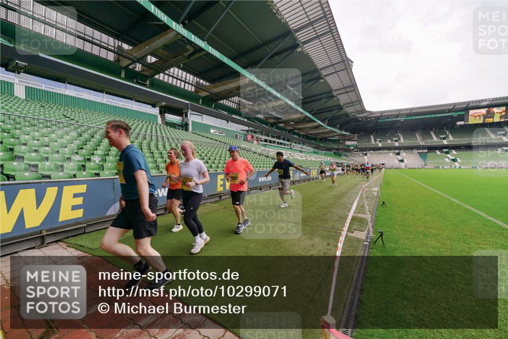 13.09.2026 - 21. swb-Marathon Bremen Michael Burmester http://msf.ph/oto/10299071 13.09.2026 10:35:44 Laufen im Stadion 10093, 10144, 10147, 10152, 10157, 10160, 10173, 10175, 10181, 10182, 10185, 10187, 10195, 10245, 10251, 10263, 10272, 10275, 10278, 10291, 10306, 10309, 10338, 10356, 10357, 10367, 10368, 10369, 10377, 10382, 10403, 10409, 10411, 10420, 10427, 10439, 10473, 10477, 10481, 10485, 10492, 10528, 10531, 10559, 10560, 10569, 10607, 10617, 10636, 10639, 10669, 10671, 10672, 10677, 10715, 10828, 10914, 10928, 11162, 11343, 11803, 11965, 10146, 10222 meine-sportfotos.de