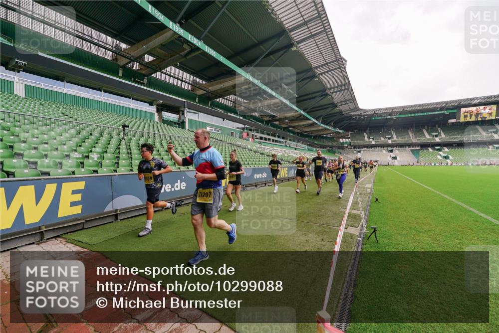 13.09.2026 - 21. swb-Marathon Bremen Michael Burmester http://msf.ph/oto/10299088 13.09.2026 10:35:51 Laufen im Stadion 10093, 10144, 10147, 10152, 10157, 10160, 10173, 10175, 10181, 10182, 10185, 10187, 10195, 10245, 10251, 10263, 10272, 10275, 10278, 10291, 10306, 10309, 10338, 10357, 10367, 10368, 10369, 10377, 10382, 10390, 10403, 10409, 10411, 10420, 10427, 10429, 10439, 10473, 10477, 10481, 10485, 10492, 10528, 10531, 10559, 10560, 10569, 10607, 10617, 10636, 10639, 10669, 10671, 10672, 10677, 10715, 10928, 11162, 11343, 11803, 11965, 10146, 10222 meine-sportfotos.de