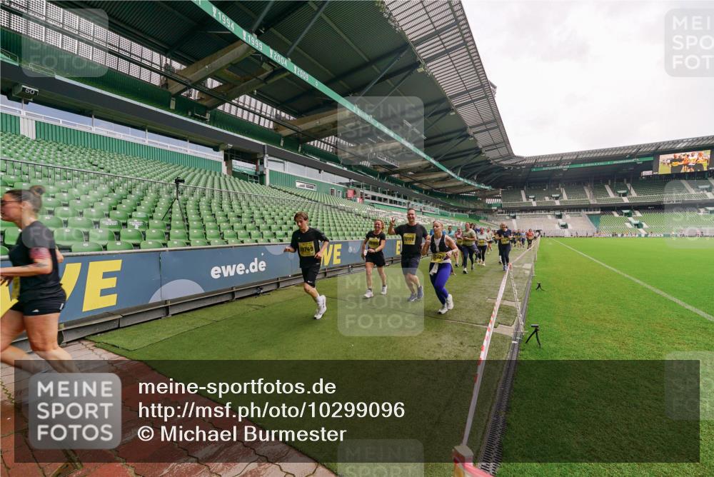 13.09.2026 - 21. swb-Marathon Bremen Michael Burmester http://msf.ph/oto/10299096 13.09.2026 10:35:52 Laufen im Stadion 10093, 10144, 10147, 10152, 10157, 10160, 10173, 10175, 10181, 10182, 10185, 10187, 10195, 10245, 10251, 10263, 10272, 10275, 10278, 10291, 10306, 10309, 10338, 10357, 10367, 10368, 10369, 10377, 10382, 10390, 10403, 10409, 10411, 10420, 10427, 10429, 10439, 10473, 10477, 10481, 10485, 10492, 10528, 10531, 10559, 10560, 10569, 10607, 10617, 10636, 10639, 10669, 10671, 10672, 10677, 10715, 10928, 11162, 11343, 11803, 11965, 10146, 10222 meine-sportfotos.de