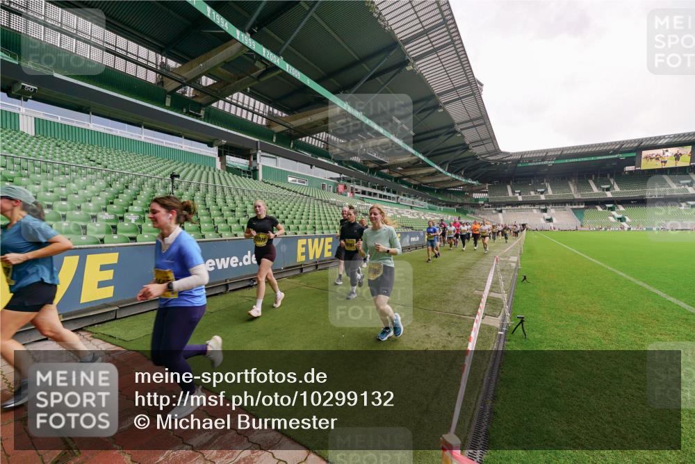 13.09.2026 - 21. swb-Marathon Bremen Michael Burmester http://msf.ph/oto/10299132 13.09.2026 10:36:03 Laufen im Stadion 10093, 10144, 10147, 10152, 10153, 10154, 10157, 10160, 10173, 10175, 10181, 10182, 10185, 10187, 10195, 10198, 10245, 10251, 10257, 10263, 10272, 10275, 10278, 10291, 10296, 10306, 10309, 10338, 10357, 10367, 10368, 10369, 10377, 10382, 10390, 10403, 10409, 10411, 10420, 10427, 10429, 10439, 10473, 10477, 10481, 10485, 10492, 10497, 10528, 10531, 10559, 10560, 10569, 10607, 10613, 10617, 10633, 10636, 10647, 10648, 10671, 10672, 10677, 10715, 10928 meine-sportfotos.de