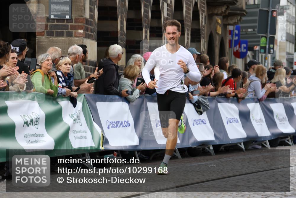 13.09.2026 - 21. swb-Marathon Bremen Strokosch-Dieckow http://msf.ph/oto/10299168 13.09.2026 12:46:02 Ziel 2032, 103, 1352, 8044 meine-sportfotos.de