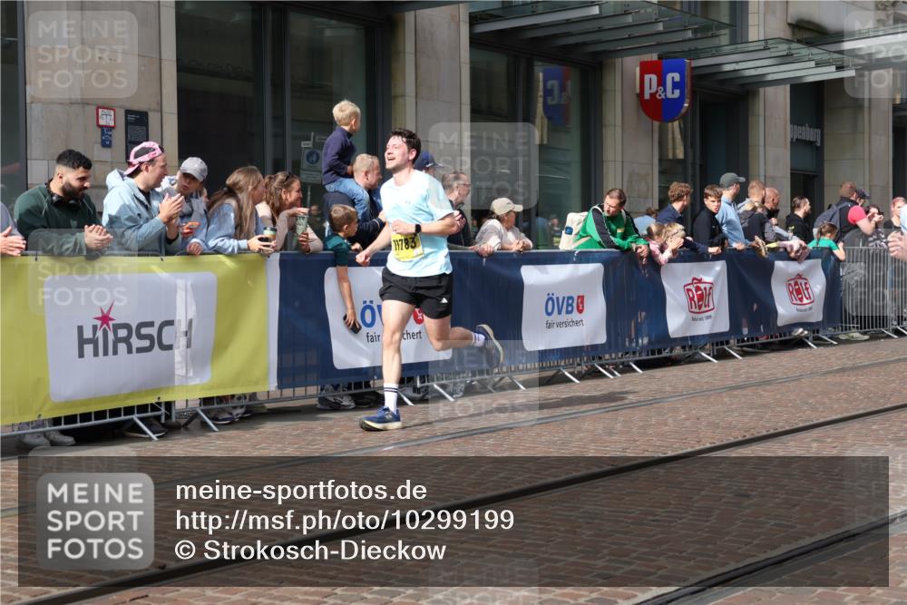 13.09.2026 - 21. swb-Marathon Bremen Strokosch-Dieckow http://msf.ph/oto/10299199 13.09.2026 10:46:54 Ziel 10319, 10744, 10898, 11060, 11187, 11269, 11344, 11462, 11608, 11650, 11651, 11814, 12048, 12195, 12298, 12415, 12470, 13528, 13545, 13589, 13613, 10289, 10445, 10504, 10590, 11155, 11199, 11212, 11608, 11661, 11783, 12035, 12364, 12375, 13511 meine-sportfotos.de