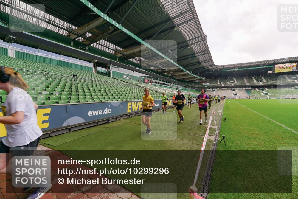 13.09.2026 - 21. swb-Marathon Bremen Michael Burmester http://msf.ph/oto/10299296 13.09.2026 10:36:37 Laufen im Stadion 10092, 10144, 10150, 10152, 10153, 10154, 10160, 10173, 10175, 10181, 10182, 10186, 10187, 10195, 10198, 10237, 10245, 10251, 10257, 10263, 10272, 10275, 10278, 10291, 10296, 10306, 10309, 10315, 10327, 10331, 10332, 10338, 10357, 10377, 10382, 10390, 10403, 10409, 10411, 10420, 10427, 10429, 10439, 10444, 10473, 10477, 10481, 10492, 10497, 10500, 10516, 10531, 10560, 10569, 10607, 10613, 10617, 10633, 10636, 10647, 10648, 10659, 10663, 10671, 10672, 10715 meine-sportfotos.de