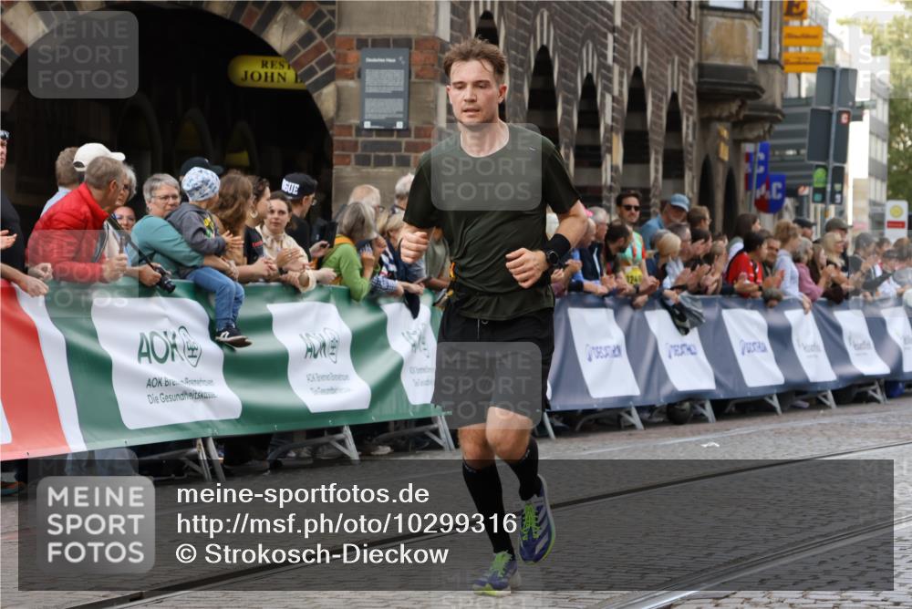 13.09.2026 - 21. swb-Marathon Bremen Strokosch-Dieckow http://msf.ph/oto/10299316 13.09.2026 12:46:29 Ziel 103, 1352, 2143, 8044, 238, 574, 841, 1391 meine-sportfotos.de