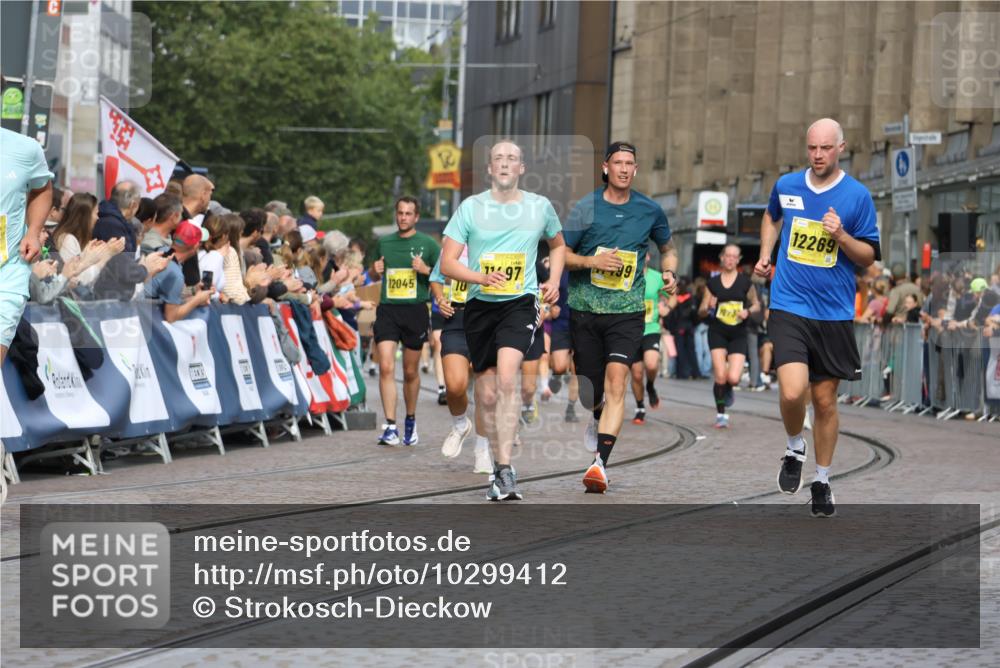13.09.2026 - 21. swb-Marathon Bremen Strokosch-Dieckow http://msf.ph/oto/10299412 13.09.2026 10:50:22 Ziel 10452, 10508, 10593, 10876, 10966, 11005, 11035, 11128, 11415, 12240, 12380, 12510, 10233, 10525, 10840, 11220, 11276, 11622, 11664, 11680, 11742, 11774, 12078, 12309, 12447 meine-sportfotos.de