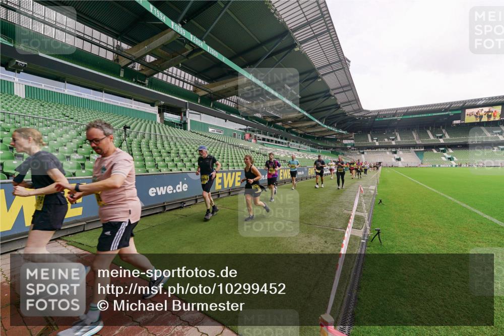 13.09.2026 - 21. swb-Marathon Bremen Michael Burmester http://msf.ph/oto/10299452 13.09.2026 10:37:25 Laufen im Stadion 10090, 10091, 10092, 10150, 10153, 10154, 10160, 10186, 10187, 10190, 10198, 10205, 10237, 10251, 10257, 10263, 10272, 10273, 10274, 10275, 10278, 10283, 10291, 10296, 10305, 10315, 10323, 10327, 10331, 10332, 10338, 10370, 10375, 10376, 10382, 10390, 10403, 10411, 10420, 10429, 10432, 10439, 10444, 10465, 10481, 10488, 10497, 10500, 10516, 10531, 10560, 10569, 10598, 10607, 10613, 10633, 10647, 10648, 10654, 10659, 10663, 10674, 10823 meine-sportfotos.de