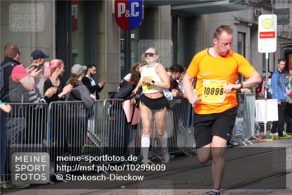 13.09.2026 - 21. swb-Marathon Bremen Strokosch-Dieckow http://msf.ph/oto/10299609 13.09.2026 10:47:19 Ziel 10172, 10189, 10210, 10223, 10270, 10310, 10393, 10592, 10594, 10807, 10860, 10873, 11018, 11130, 11469, 11634, 11646, 11809, 11894, 12077, 12296, 12318, 12547, 12558, 13521, 10319, 10744, 10898, 11060, 11187, 11269, 11344, 11462, 11608, 11650, 11651, 11814, 12048, 12195, 12298, 12415, 12470, 13528, 13545, 13589, 13613 meine-sportfotos.de