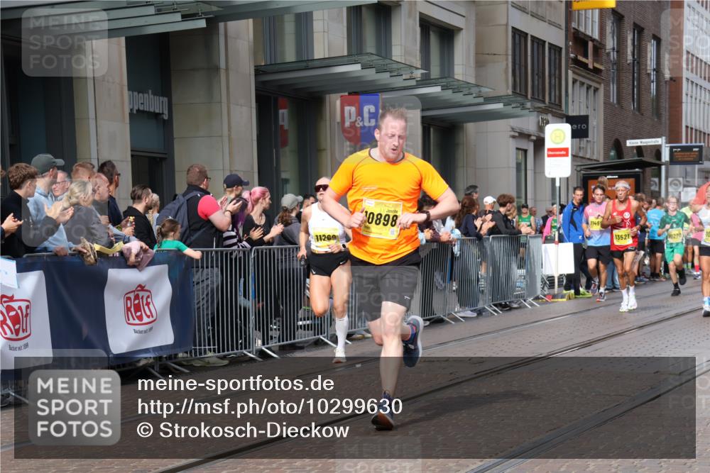 13.09.2026 - 21. swb-Marathon Bremen Strokosch-Dieckow http://msf.ph/oto/10299630 13.09.2026 10:47:19 Ziel 10172, 10189, 10210, 10223, 10270, 10310, 10393, 10592, 10594, 10807, 10860, 10873, 11018, 11130, 11469, 11634, 11646, 11809, 11894, 12077, 12296, 12318, 12547, 12558, 13521, 10319, 10744, 10898, 11060, 11187, 11269, 11344, 11462, 11608, 11650, 11651, 11814, 12048, 12195, 12298, 12415, 12470, 13528, 13545, 13589, 13613 meine-sportfotos.de