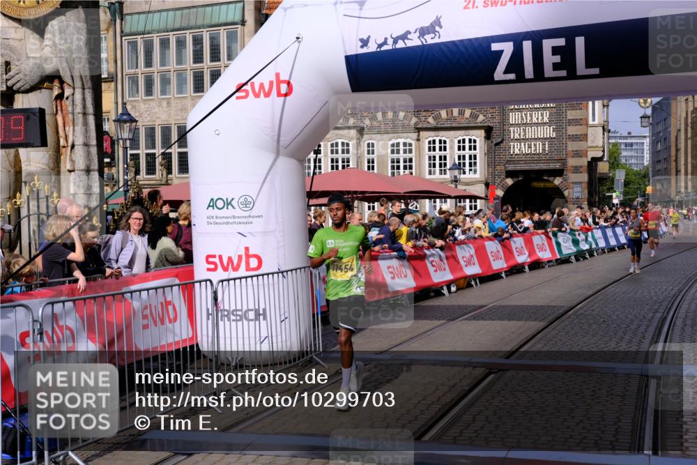 13.09.2026 - 21. swb-Marathon Bremen Tim E. http://msf.ph/oto/10299703 13.09.2026 10:39:26 Ziel 10782, 11227, 11338, 11454, 12003, 13641 meine-sportfotos.de