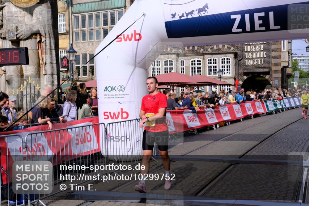 13.09.2026 - 21. swb-Marathon Bremen Tim E. http://msf.ph/oto/10299752 13.09.2026 10:39:33 Ziel 11227, 11454, 12003, 13556, 13641 meine-sportfotos.de