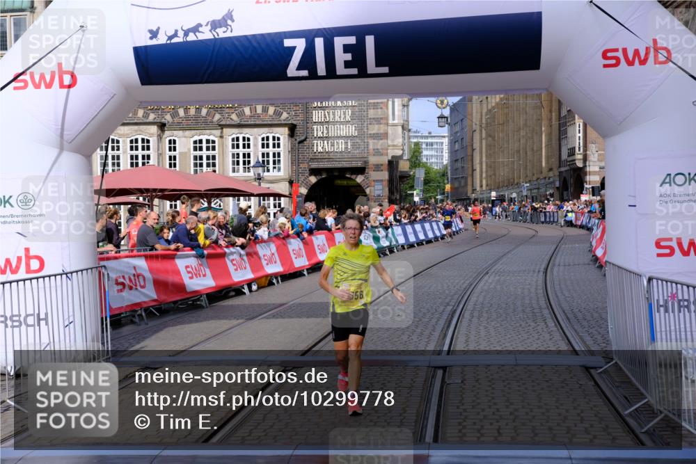 13.09.2026 - 21. swb-Marathon Bremen Tim E. http://msf.ph/oto/10299778 13.09.2026 10:39:38 Ziel 11227, 11454, 11713, 13556, 13641 meine-sportfotos.de
