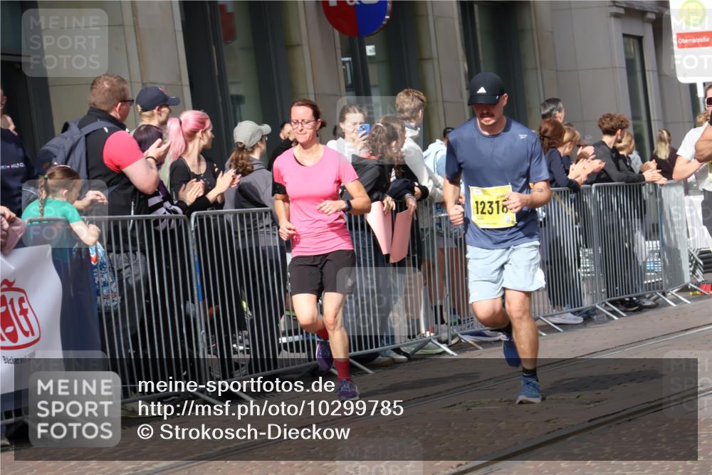 13.09.2026 - 21. swb-Marathon Bremen Strokosch-Dieckow http://msf.ph/oto/10299785 13.09.2026 10:47:27 Ziel 10172, 10210, 10223, 10393, 10592, 10594, 10860, 10873, 11018, 11130, 11360, 11634, 11646, 11809, 11894, 12077, 12278, 12318, 12547, 12558, 13521, 10189, 10270, 10310, 10319, 10744, 10807, 10898, 11187, 11269, 11462, 11469, 11646, 11650, 11651, 11814, 12048, 12195, 12296, 12298, 12415, 12470, 13521, 13528, 13545, 13589, 13613 meine-sportfotos.de