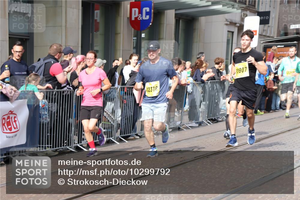 13.09.2026 - 21. swb-Marathon Bremen Strokosch-Dieckow http://msf.ph/oto/10299792 13.09.2026 10:47:27 Ziel 10172, 10210, 10223, 10393, 10592, 10594, 10860, 10873, 11018, 11130, 11360, 11634, 11646, 11809, 11894, 12077, 12278, 12318, 12547, 12558, 13521, 10189, 10270, 10310, 10319, 10744, 10807, 10898, 11187, 11269, 11462, 11469, 11646, 11650, 11651, 11814, 12048, 12195, 12296, 12298, 12415, 12470, 13521, 13528, 13545, 13589, 13613 meine-sportfotos.de