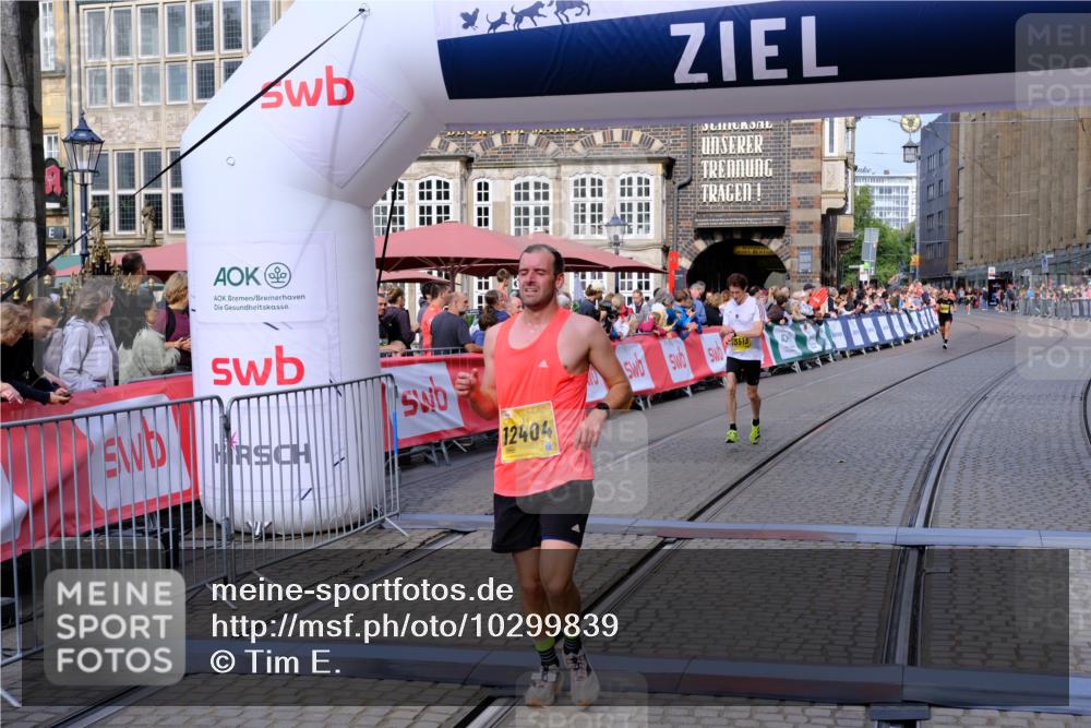 13.09.2026 - 21. swb-Marathon Bremen Tim E. http://msf.ph/oto/10299839 13.09.2026 10:39:49 Ziel 11713, 12404, 13513, 13556, 13642 meine-sportfotos.de