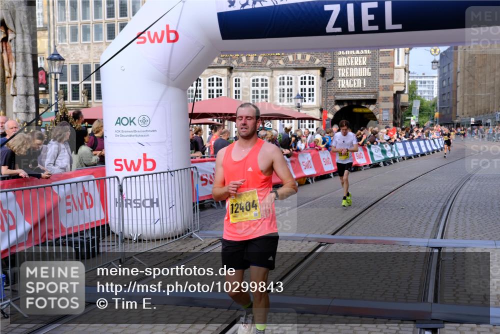 13.09.2026 - 21. swb-Marathon Bremen Tim E. http://msf.ph/oto/10299843 13.09.2026 10:39:50 Ziel 11713, 12404, 13513, 13642 meine-sportfotos.de