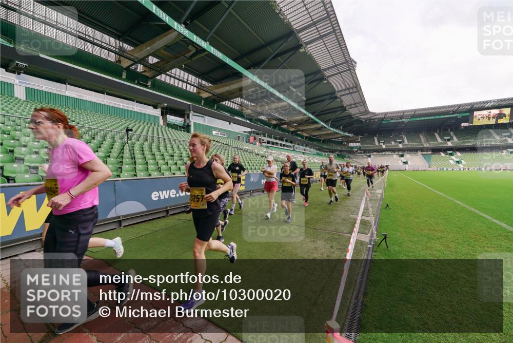 13.09.2026 - 21. swb-Marathon Bremen Michael Burmester http://msf.ph/oto/10300020 13.09.2026 10:38:29 Laufen im Stadion 10090, 10091, 10135, 10139, 10150, 10168, 10188, 10190, 10204, 10205, 10238, 10259, 10260, 10273, 10274, 10283, 10305, 10315, 10323, 10360, 10363, 10364, 10370, 10375, 10376, 10378, 10404, 10432, 10444, 10457, 10465, 10469, 10488, 10505, 10510, 10511, 10516, 10526, 10595, 10598, 10609, 10630, 10645, 10654, 10661, 10662, 10663, 10664, 10674, 10681, 10682, 10686, 10695, 10697, 10802, 10823 meine-sportfotos.de