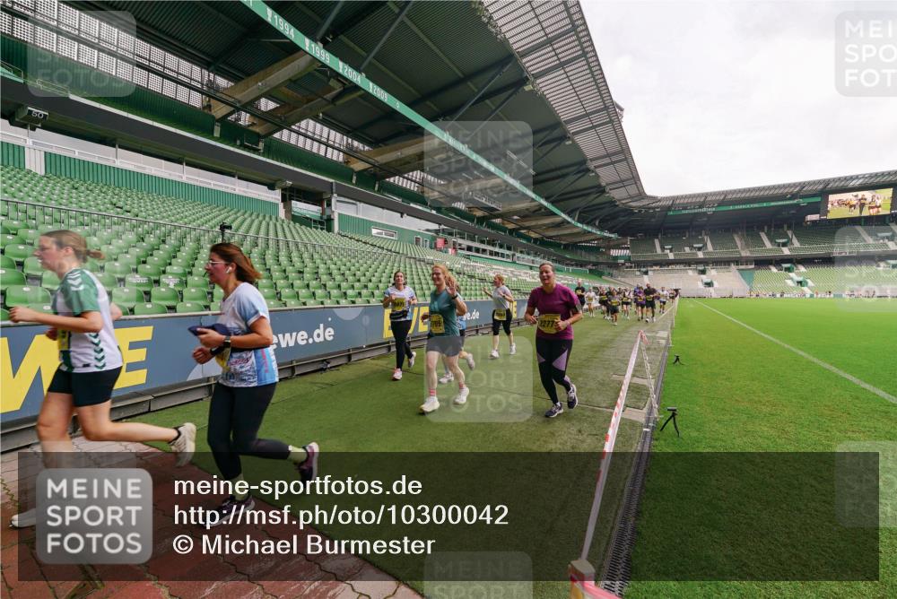13.09.2026 - 21. swb-Marathon Bremen Michael Burmester http://msf.ph/oto/10300042 13.09.2026 10:38:34 Laufen im Stadion 10090, 10091, 10135, 10139, 10150, 10168, 10188, 10190, 10204, 10205, 10229, 10238, 10259, 10260, 10273, 10274, 10283, 10305, 10315, 10323, 10360, 10363, 10364, 10370, 10375, 10376, 10378, 10404, 10432, 10444, 10457, 10465, 10469, 10488, 10505, 10510, 10511, 10516, 10526, 10595, 10598, 10609, 10619, 10630, 10645, 10654, 10661, 10662, 10663, 10664, 10674, 10681, 10682, 10686, 10695, 10697, 10802, 10823 meine-sportfotos.de