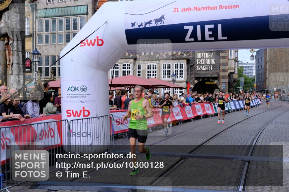 13.09.2026 - 21. swb-Marathon Bremen Tim E. http://msf.ph/oto/10300128 13.09.2026 10:40:43 Ziel 11373, 13563, 13566, 13616 meine-sportfotos.de