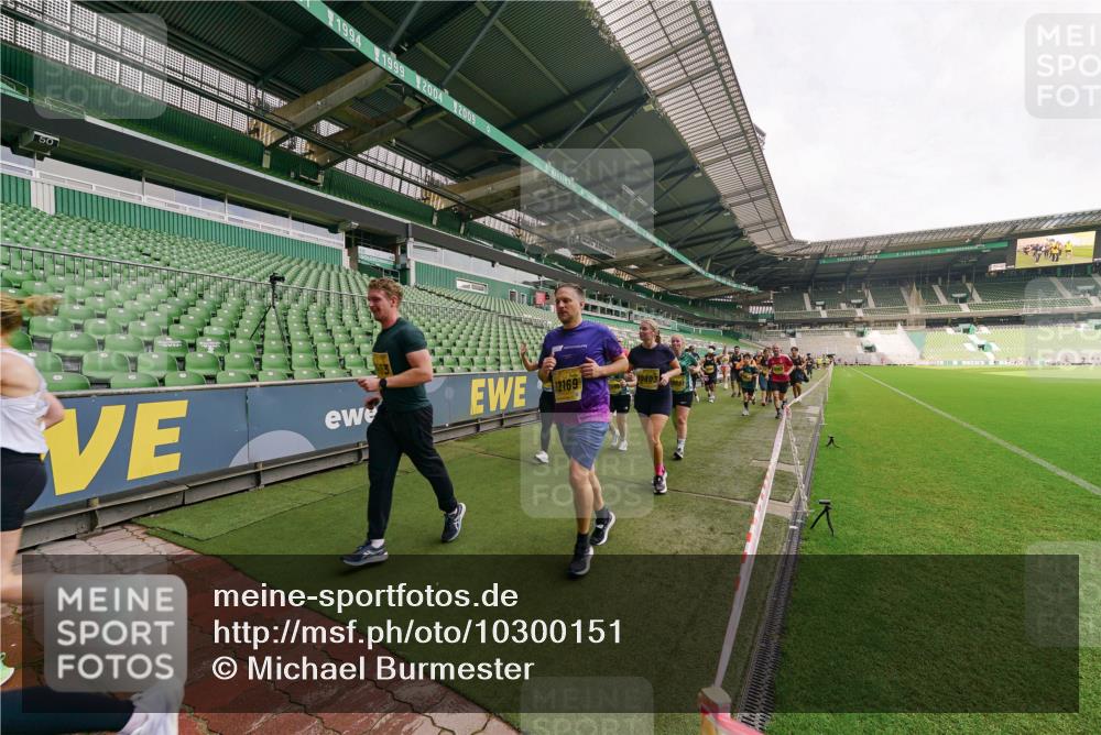 13.09.2026 - 21. swb-Marathon Bremen Michael Burmester http://msf.ph/oto/10300151 13.09.2026 10:39:00 Laufen im Stadion 10090, 10091, 10135, 10138, 10139, 10168, 10188, 10190, 10204, 10205, 10217, 10229, 10238, 10259, 10260, 10273, 10274, 10279, 10280, 10283, 10305, 10314, 10323, 10360, 10363, 10364, 10370, 10375, 10376, 10378, 10404, 10432, 10457, 10465, 10469, 10488, 10493, 10501, 10505, 10510, 10511, 10526, 10556, 10576, 10580, 10595, 10609, 10616, 10619, 10630, 10645, 10654, 10660, 10661, 10662, 10664, 10681, 10682, 10686, 10695, 10697, 10712, 10743, 10802, 10823 meine-sportfotos.de