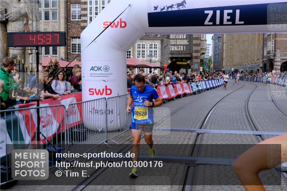 13.09.2026 - 21. swb-Marathon Bremen Tim E. http://msf.ph/oto/10300176 13.09.2026 10:40:54 Ziel 10520, 11373, 13563, 13566, 13616 meine-sportfotos.de
