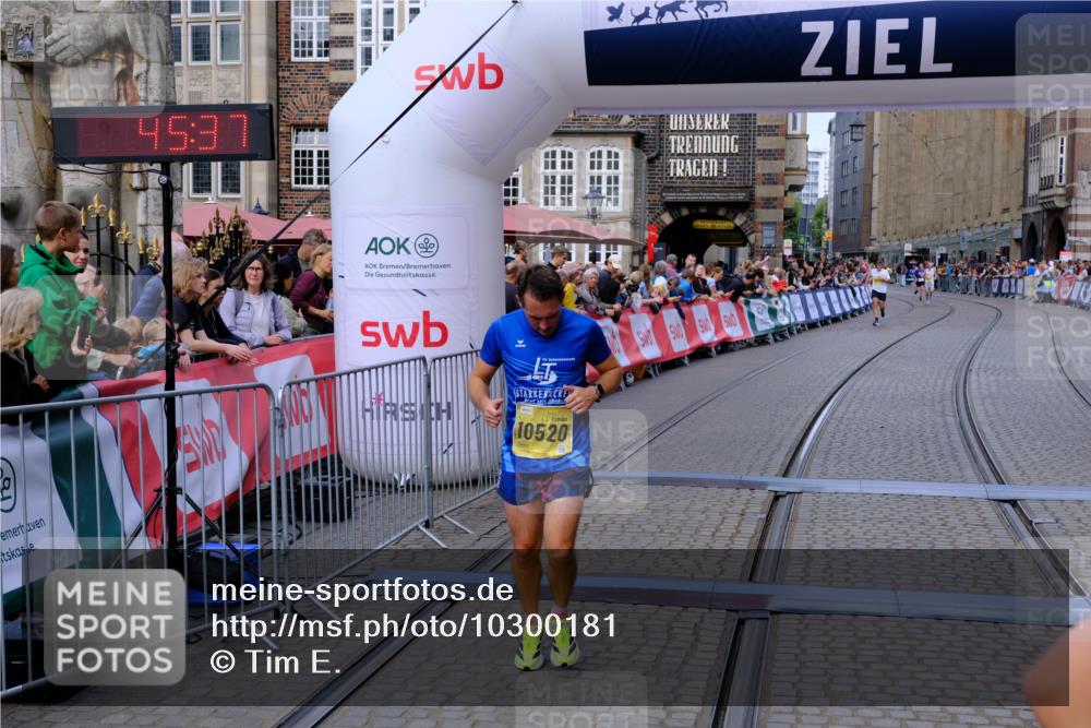 13.09.2026 - 21. swb-Marathon Bremen Tim E. http://msf.ph/oto/10300181 13.09.2026 10:40:54 Ziel 10520, 11373, 13563, 13566, 13616 meine-sportfotos.de