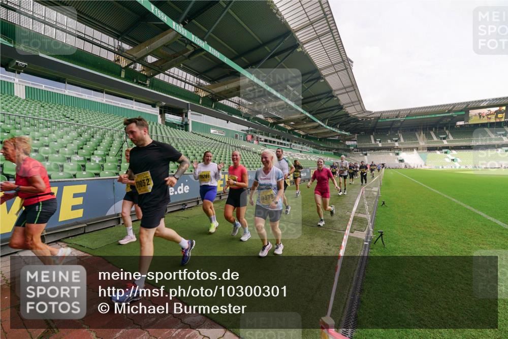 13.09.2026 - 21. swb-Marathon Bremen Michael Burmester http://msf.ph/oto/10300301 13.09.2026 10:39:34 Laufen im Stadion 10135, 10138, 10139, 10156, 10168, 10169, 10188, 10204, 10205, 10213, 10217, 10229, 10234, 10238, 10259, 10260, 10279, 10280, 10299, 10314, 10321, 10360, 10363, 10364, 10378, 10386, 10404, 10417, 10457, 10469, 10484, 10493, 10501, 10505, 10510, 10511, 10526, 10556, 10570, 10576, 10580, 10595, 10599, 10609, 10616, 10619, 10630, 10645, 10653, 10660, 10661, 10662, 10664, 10681, 10682, 10686, 10695, 10696, 10697, 10712, 10737, 10743, 10751, 10802 meine-sportfotos.de