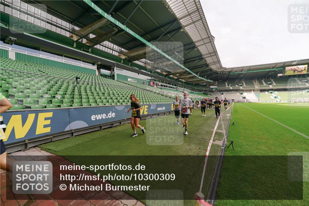 13.09.2026 - 21. swb-Marathon Bremen Michael Burmester http://msf.ph/oto/10300309 13.09.2026 10:39:36 Laufen im Stadion 10135, 10138, 10139, 10156, 10168, 10169, 10188, 10204, 10205, 10213, 10217, 10229, 10234, 10238, 10259, 10260, 10279, 10280, 10299, 10314, 10321, 10360, 10363, 10364, 10378, 10386, 10404, 10417, 10457, 10469, 10484, 10493, 10501, 10505, 10510, 10511, 10526, 10556, 10570, 10576, 10580, 10595, 10599, 10609, 10616, 10619, 10630, 10645, 10653, 10660, 10661, 10662, 10664, 10681, 10682, 10686, 10695, 10696, 10697, 10712, 10737, 10743, 10751, 10802 meine-sportfotos.de