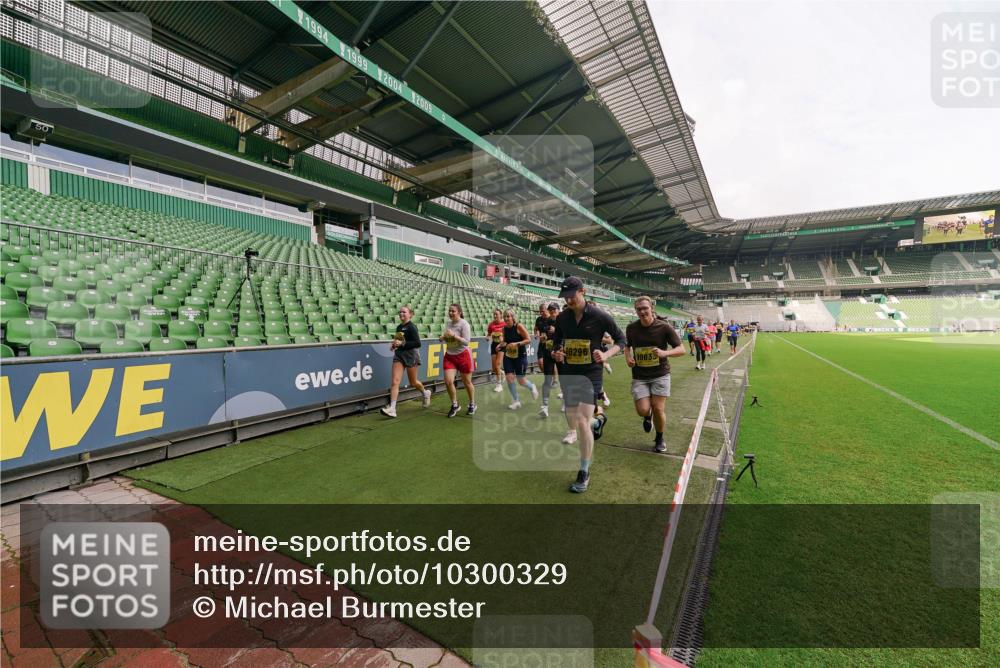 13.09.2026 - 21. swb-Marathon Bremen Michael Burmester http://msf.ph/oto/10300329 13.09.2026 10:39:42 Laufen im Stadion 10135, 10138, 10139, 10156, 10168, 10169, 10188, 10204, 10213, 10217, 10229, 10234, 10238, 10259, 10260, 10279, 10280, 10299, 10314, 10321, 10360, 10363, 10364, 10378, 10386, 10404, 10406, 10417, 10435, 10457, 10469, 10484, 10493, 10501, 10505, 10510, 10511, 10526, 10556, 10570, 10576, 10580, 10582, 10595, 10599, 10609, 10616, 10619, 10630, 10645, 10653, 10660, 10661, 10662, 10664, 10681, 10682, 10686, 10695, 10696, 10697, 10712, 10737, 10743, 10751, 10802 meine-sportfotos.de