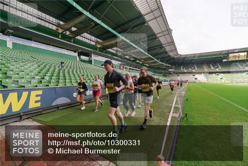 13.09.2026 - 21. swb-Marathon Bremen Michael Burmester http://msf.ph/oto/10300331 13.09.2026 10:39:43 Laufen im Stadion 10135, 10138, 10139, 10156, 10168, 10169, 10188, 10204, 10213, 10217, 10229, 10234, 10238, 10259, 10260, 10279, 10280, 10299, 10314, 10321, 10360, 10363, 10364, 10378, 10386, 10404, 10406, 10417, 10435, 10457, 10469, 10484, 10493, 10501, 10505, 10510, 10511, 10526, 10556, 10570, 10576, 10580, 10582, 10595, 10599, 10609, 10616, 10619, 10630, 10645, 10653, 10660, 10661, 10662, 10664, 10681, 10682, 10686, 10695, 10696, 10697, 10712, 10737, 10743, 10751 meine-sportfotos.de