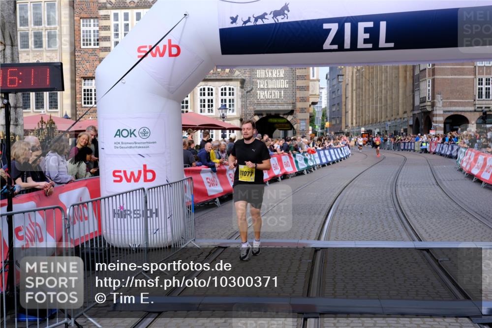 13.09.2026 - 21. swb-Marathon Bremen Tim E. http://msf.ph/oto/10300371 13.09.2026 10:41:28 Ziel 11077, 11201, 12209 meine-sportfotos.de