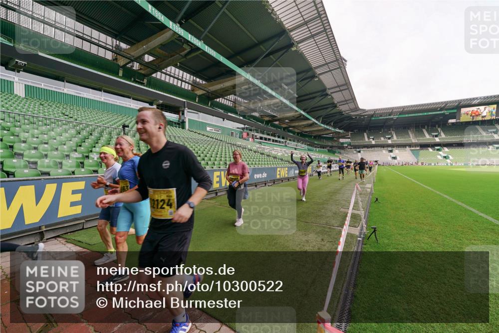 13.09.2026 - 21. swb-Marathon Bremen Michael Burmester http://msf.ph/oto/10300522 13.09.2026 10:40:35 Laufen im Stadion 10135, 10138, 10139, 10155, 10156, 10163, 10169, 10213, 10217, 10229, 10234, 10247, 10279, 10280, 10299, 10313, 10314, 10321, 10354, 10378, 10386, 10399, 10406, 10414, 10417, 10419, 10424, 10435, 10455, 10483, 10484, 10493, 10501, 10505, 10510, 10511, 10527, 10545, 10556, 10570, 10576, 10580, 10582, 10586, 10599, 10609, 10611, 10616, 10619, 10644, 10653, 10660, 10662, 10664, 10694, 10696, 10706, 10712, 10737, 10743, 10751, 10766, 10768, 10804, 11043, 11048 meine-sportfotos.de