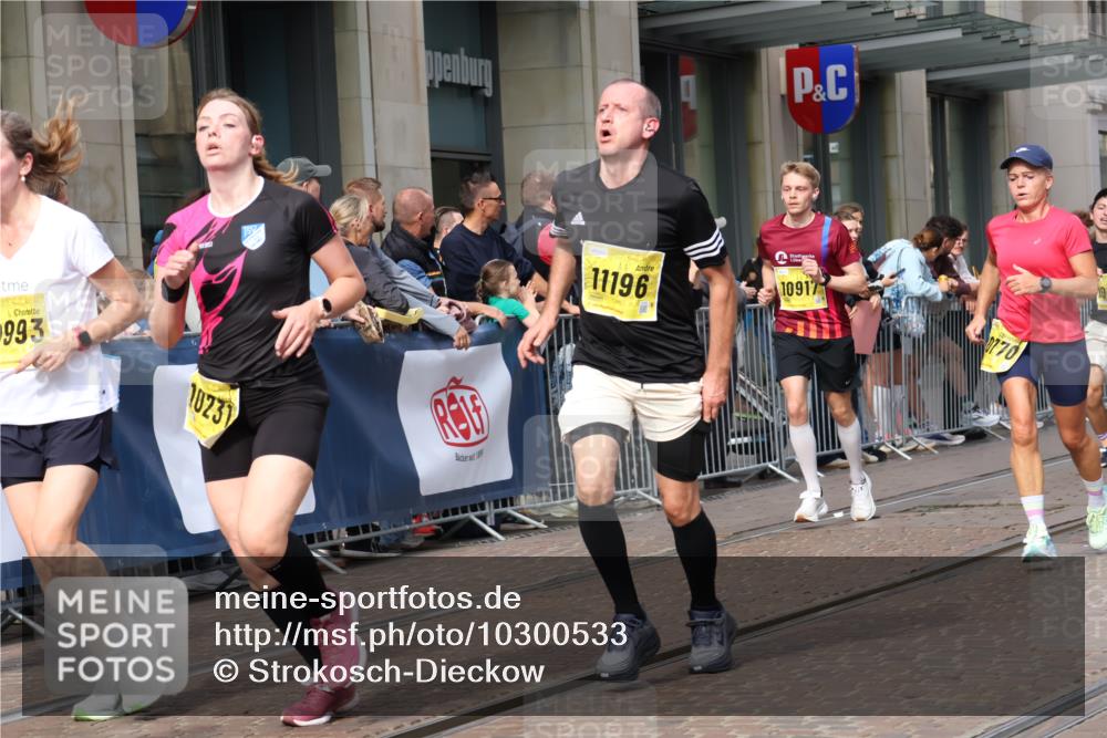 13.09.2026 - 21. swb-Marathon Bremen Strokosch-Dieckow http://msf.ph/oto/10300533 13.09.2026 10:48:29 Ziel 10538, 10815, 10917, 10993, 11196, 11372, 11611, 11885, 12027, 12204, 13512, 13555, 10231, 10269, 10316, 10421, 10426, 10489, 10638, 10770, 10814, 10993, 11058, 11135, 11241, 11582, 11683, 11781, 11815, 11837, 12259, 13570 meine-sportfotos.de