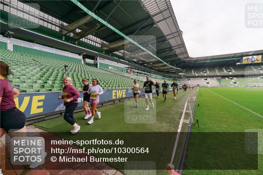 13.09.2026 - 21. swb-Marathon Bremen Michael Burmester http://msf.ph/oto/10300564 13.09.2026 10:40:48 Laufen im Stadion 10138, 10155, 10156, 10163, 10169, 10213, 10217, 10234, 10247, 10279, 10280, 10299, 10313, 10314, 10321, 10354, 10386, 10399, 10406, 10414, 10417, 10419, 10424, 10435, 10455, 10483, 10484, 10493, 10501, 10527, 10545, 10556, 10570, 10576, 10580, 10582, 10586, 10599, 10611, 10616, 10644, 10653, 10660, 10694, 10696, 10705, 10706, 10712, 10719, 10722, 10737, 10743, 10751, 10766, 10768, 10776, 10804, 10859, 11043, 11048, 11239 meine-sportfotos.de