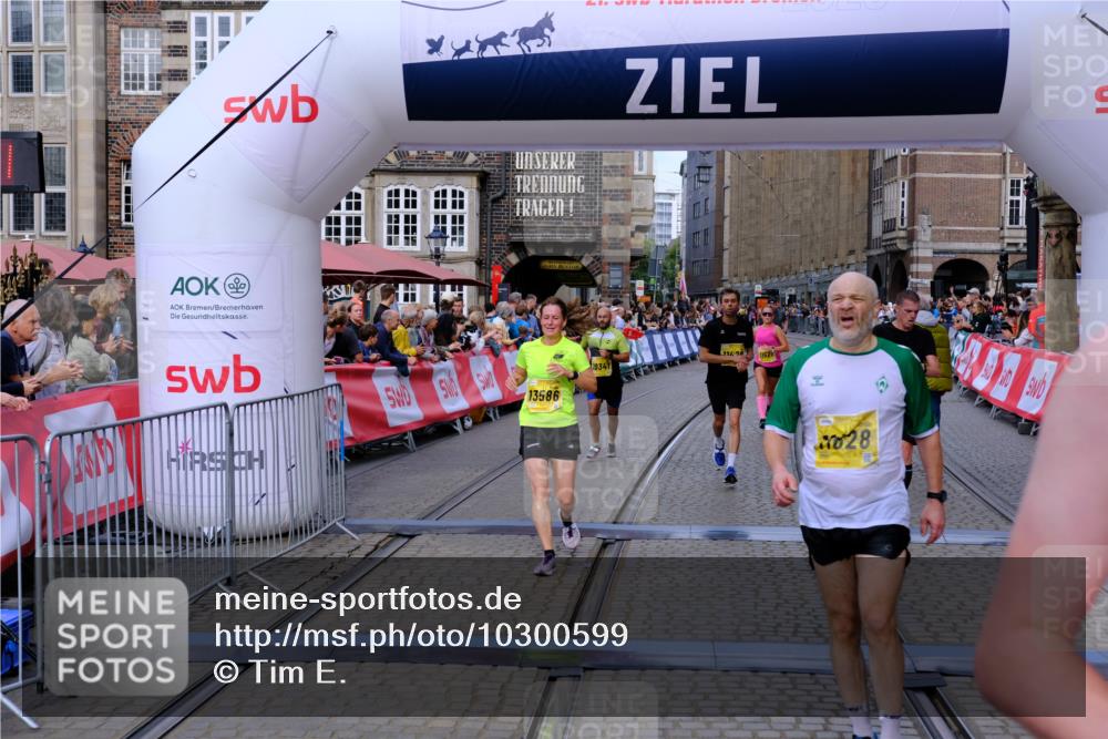 13.09.2026 - 21. swb-Marathon Bremen Tim E. http://msf.ph/oto/10300599 13.09.2026 10:41:57 Ziel 10341, 10972, 11426, 11527, 11628, 11944, 12246, 12442, 12455, 13586, 13600 meine-sportfotos.de
