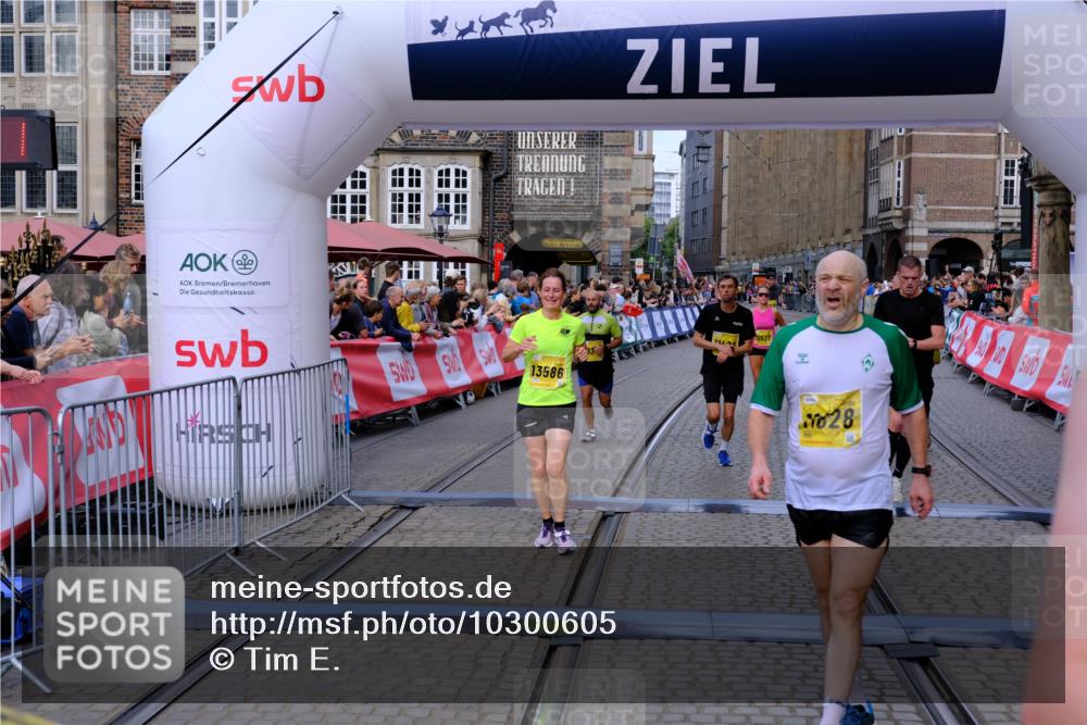 13.09.2026 - 21. swb-Marathon Bremen Tim E. http://msf.ph/oto/10300605 13.09.2026 10:41:57 Ziel 10341, 10972, 11426, 11527, 11628, 11944, 12246, 12442, 12455, 13586, 13600 meine-sportfotos.de