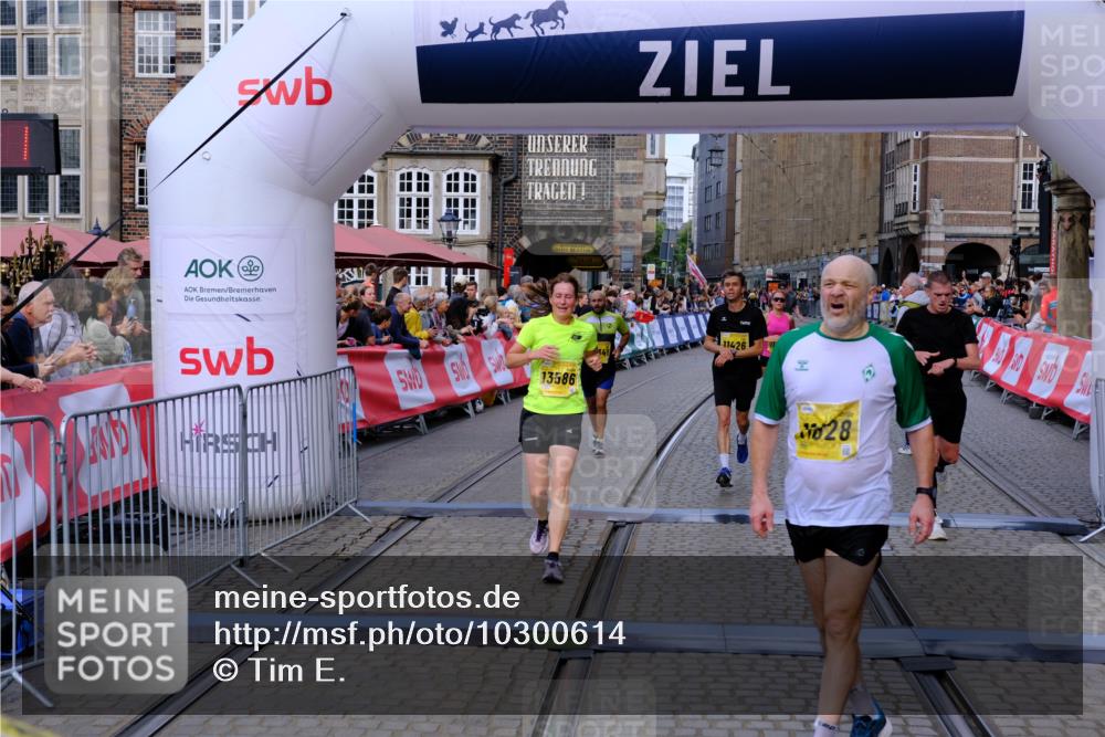 13.09.2026 - 21. swb-Marathon Bremen Tim E. http://msf.ph/oto/10300614 13.09.2026 10:41:58 Ziel 10341, 10972, 11426, 11527, 11628, 12246, 12442, 12455, 13586, 13600 meine-sportfotos.de