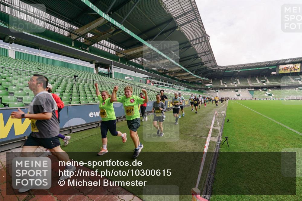 13.09.2026 - 21. swb-Marathon Bremen Michael Burmester http://msf.ph/oto/10300615 13.09.2026 10:41:03 Laufen im Stadion 10155, 10156, 10163, 10169, 10213, 10234, 10247, 10299, 10313, 10321, 10354, 10386, 10399, 10406, 10414, 10417, 10419, 10422, 10424, 10435, 10455, 10461, 10462, 10483, 10484, 10527, 10545, 10547, 10570, 10580, 10582, 10586, 10599, 10611, 10644, 10653, 10660, 10694, 10696, 10705, 10706, 10719, 10722, 10737, 10751, 10766, 10768, 10776, 10804, 10859, 10889, 11043, 11048, 11239 meine-sportfotos.de