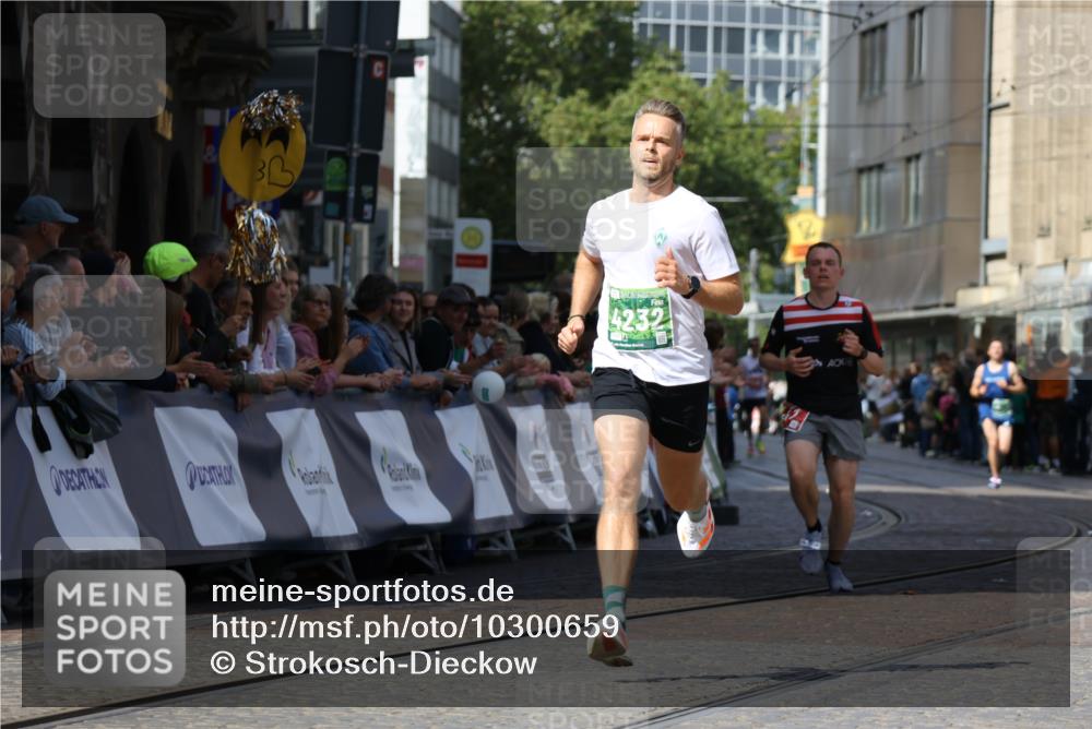 13.09.2026 - 21. swb-Marathon Bremen Strokosch-Dieckow http://msf.ph/oto/10300659 13.09.2026 12:50:21 Ziel 547, 520, 4232, 8075 meine-sportfotos.de