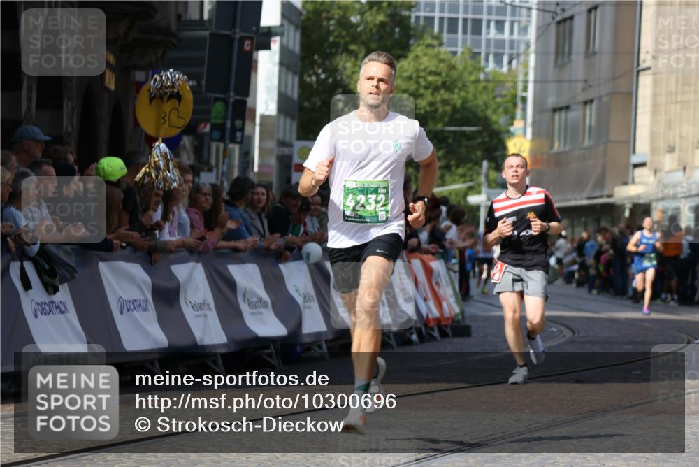 13.09.2026 - 21. swb-Marathon Bremen Strokosch-Dieckow http://msf.ph/oto/10300696 13.09.2026 12:50:22 Ziel 547, 4232, 8075 meine-sportfotos.de