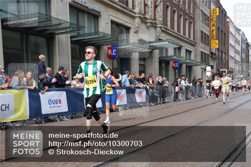 13.09.2026 - 21. swb-Marathon Bremen Strokosch-Dieckow http://msf.ph/oto/10300703 13.09.2026 10:48:54 Ziel 10253, 10293, 10294, 10392, 10514, 10566, 10655, 11316, 11567, 11621, 11891, 11896, 11984, 12027, 12132, 12149, 12350, 12376, 12450, 12529, 13577, 10538, 10815, 10917, 10993, 11196, 11372, 11611, 11885, 12027, 12204, 13512, 13555 meine-sportfotos.de