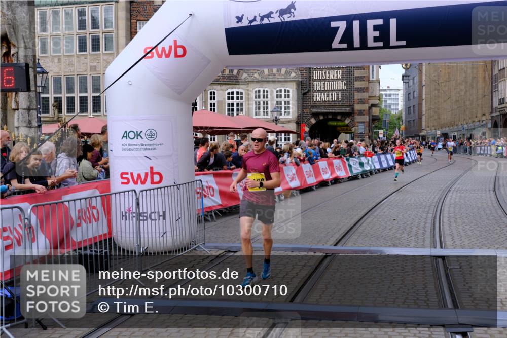 13.09.2026 - 21. swb-Marathon Bremen Tim E. http://msf.ph/oto/10300710 13.09.2026 10:42:13 Ziel 10972, 12468, 13621 meine-sportfotos.de