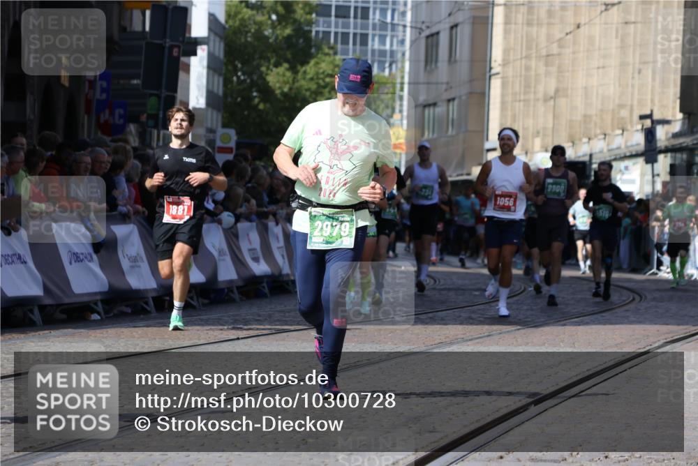 13.09.2026 - 21. swb-Marathon Bremen Strokosch-Dieckow http://msf.ph/oto/10300728 13.09.2026 13:21:11 Ziel 541, 769, 854, 1056, 1881, 2425, 2640, 3356, 3866, 3933, 4126, 4316, 4465, 4482, 4612, 5161, 5213, 5954, 6177, 6401, 6680, 7517, 7902, 8005, 8141, 8622, 8804, 8971, 9691, 13126, 226, 2979, 3202, 3534, 4234, 4445, 4484, 4519, 6862, 8408, 8791, 9514, 9722, 9900 meine-sportfotos.de