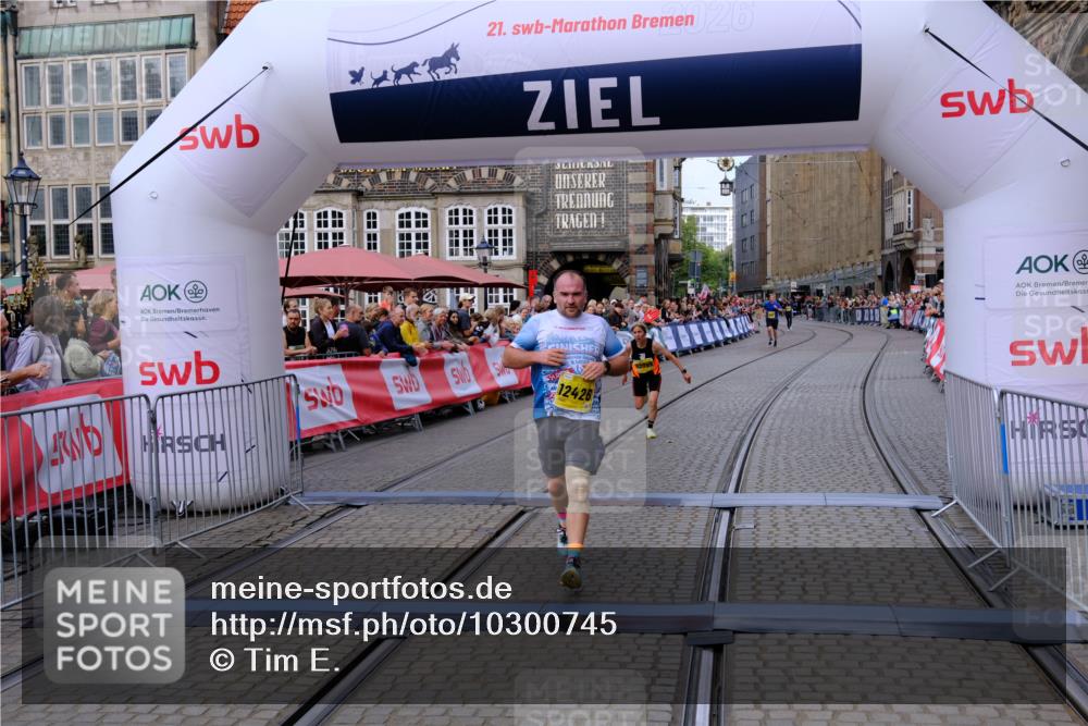 13.09.2026 - 21. swb-Marathon Bremen Tim E. http://msf.ph/oto/10300745 13.09.2026 10:42:23 Ziel 12426, 12468, 13585, 13621 meine-sportfotos.de