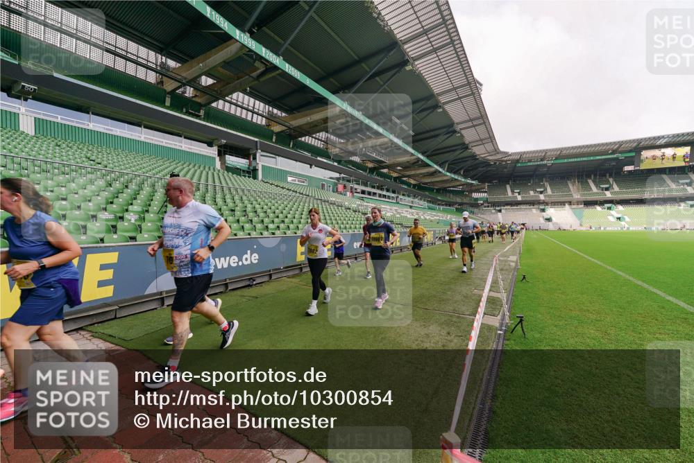 13.09.2026 - 21. swb-Marathon Bremen Michael Burmester http://msf.ph/oto/10300854 13.09.2026 10:41:59 Laufen im Stadion 10148, 10155, 10163, 10247, 10303, 10313, 10330, 10354, 10395, 10396, 10399, 10414, 10419, 10422, 10424, 10455, 10461, 10462, 10483, 10490, 10491, 10519, 10527, 10545, 10546, 10547, 10586, 10611, 10644, 10665, 10694, 10705, 10706, 10719, 10722, 10752, 10766, 10768, 10776, 10804, 10854, 10859, 10880, 10889, 10909, 10963, 10977, 11026, 11027, 11041, 11043, 11048, 11078, 11084, 11085, 11090, 11097, 11098, 11140, 11192, 11239 meine-sportfotos.de