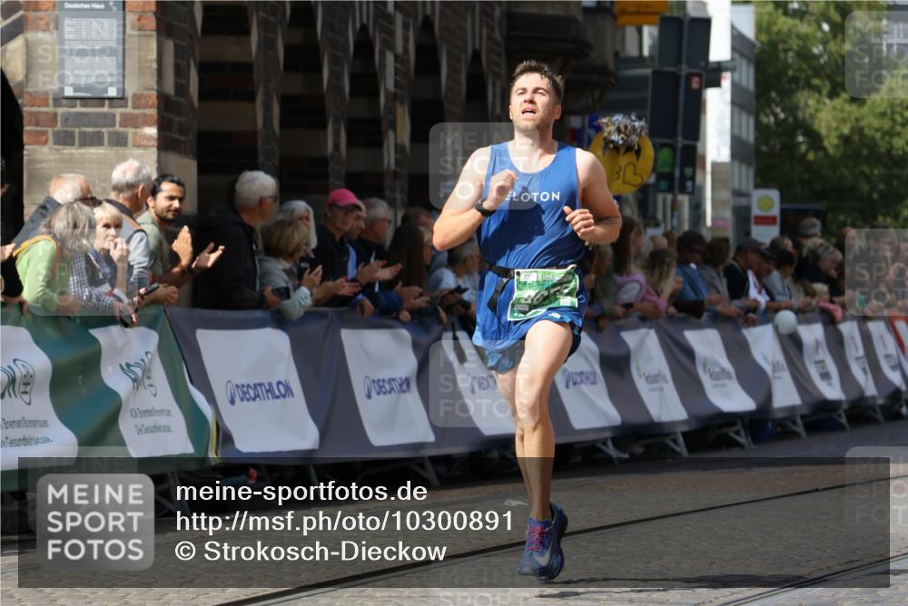 13.09.2026 - 21. swb-Marathon Bremen Strokosch-Dieckow http://msf.ph/oto/10300891 13.09.2026 12:50:34 Ziel 520, 4232, 7692, 668 meine-sportfotos.de